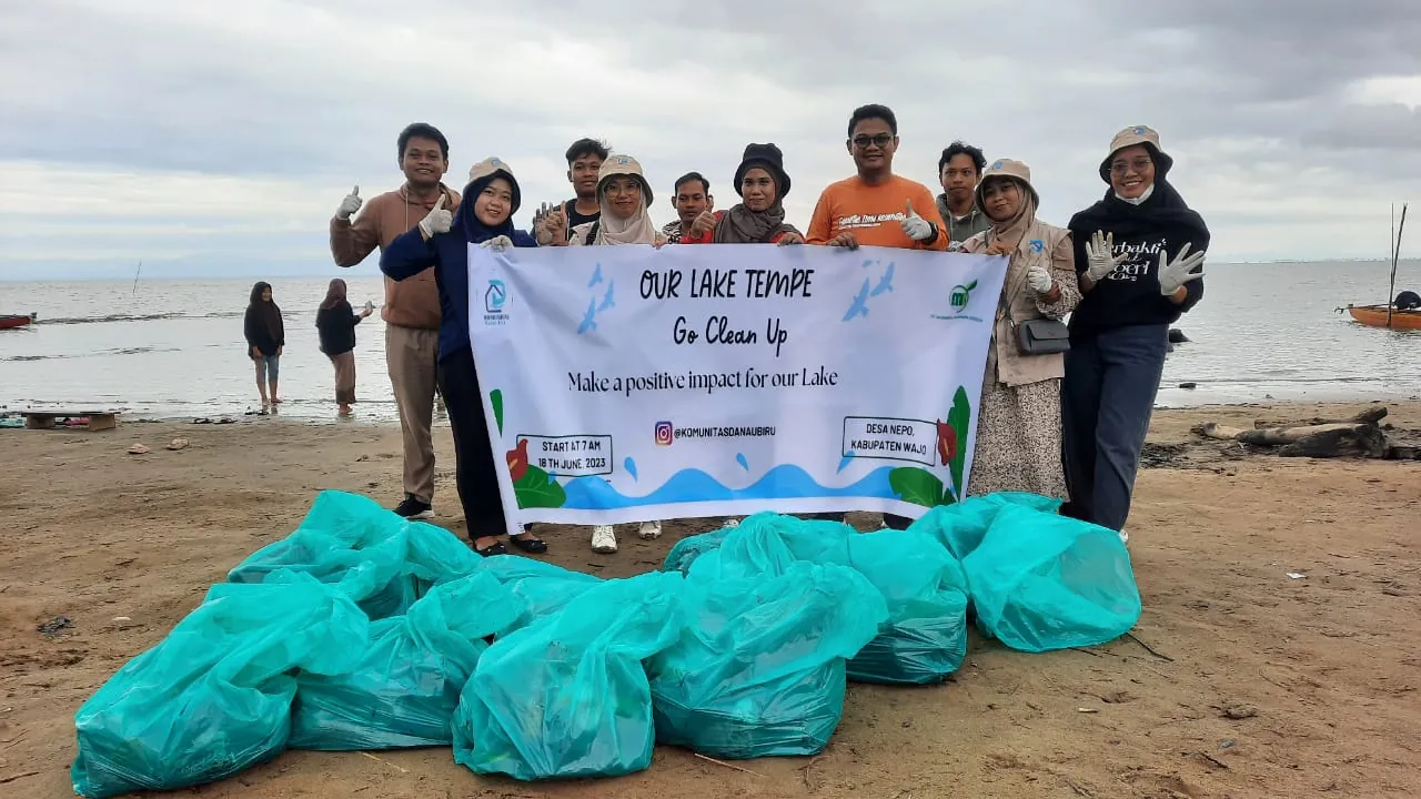 Aksi Clean-Up Pesisir Danau Tempe