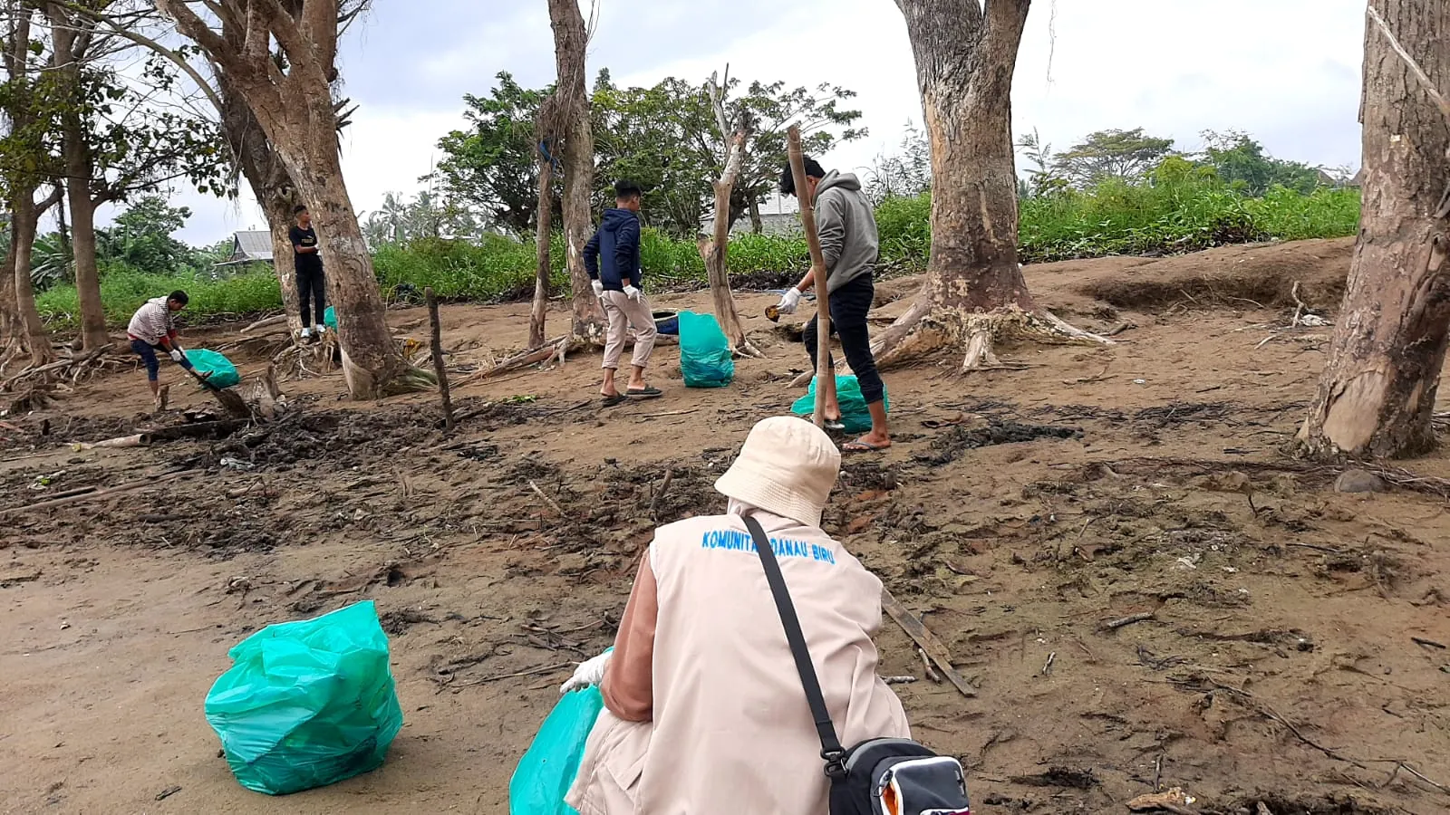 Dokumentasi aksi clean-up pesisir