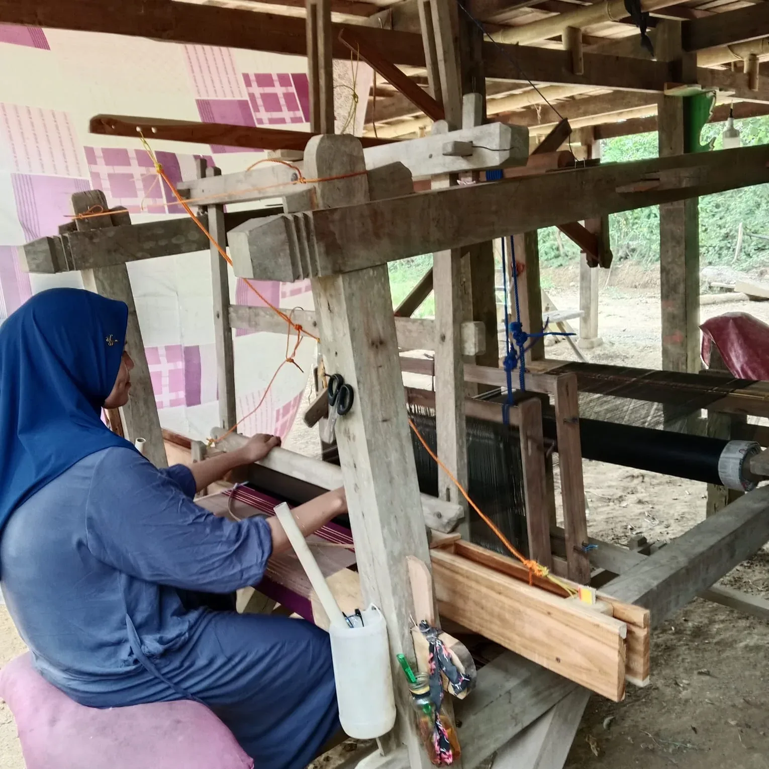 Kearifan Perempuan Bugis Pattennung Bola-Bola: Merajut Keberlanjutan, Jati Diri, dan Kesetaraan Gender di Tepian Danau Tempe